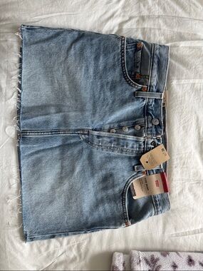 Levi short denim skirt new with tags size 29.